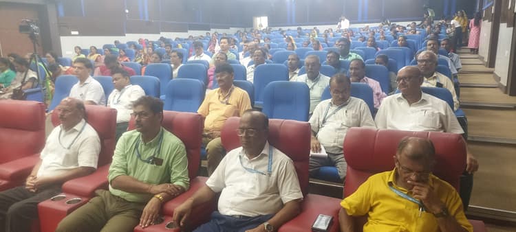 समाज व परिवार बदलने में महिलाओं की भूमिका अहम : कुलपति