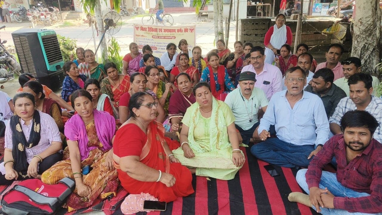 हड़ताली एनएचएम कर्मी एक अगस्त को करेंगे सिविल सर्जन का घेराव