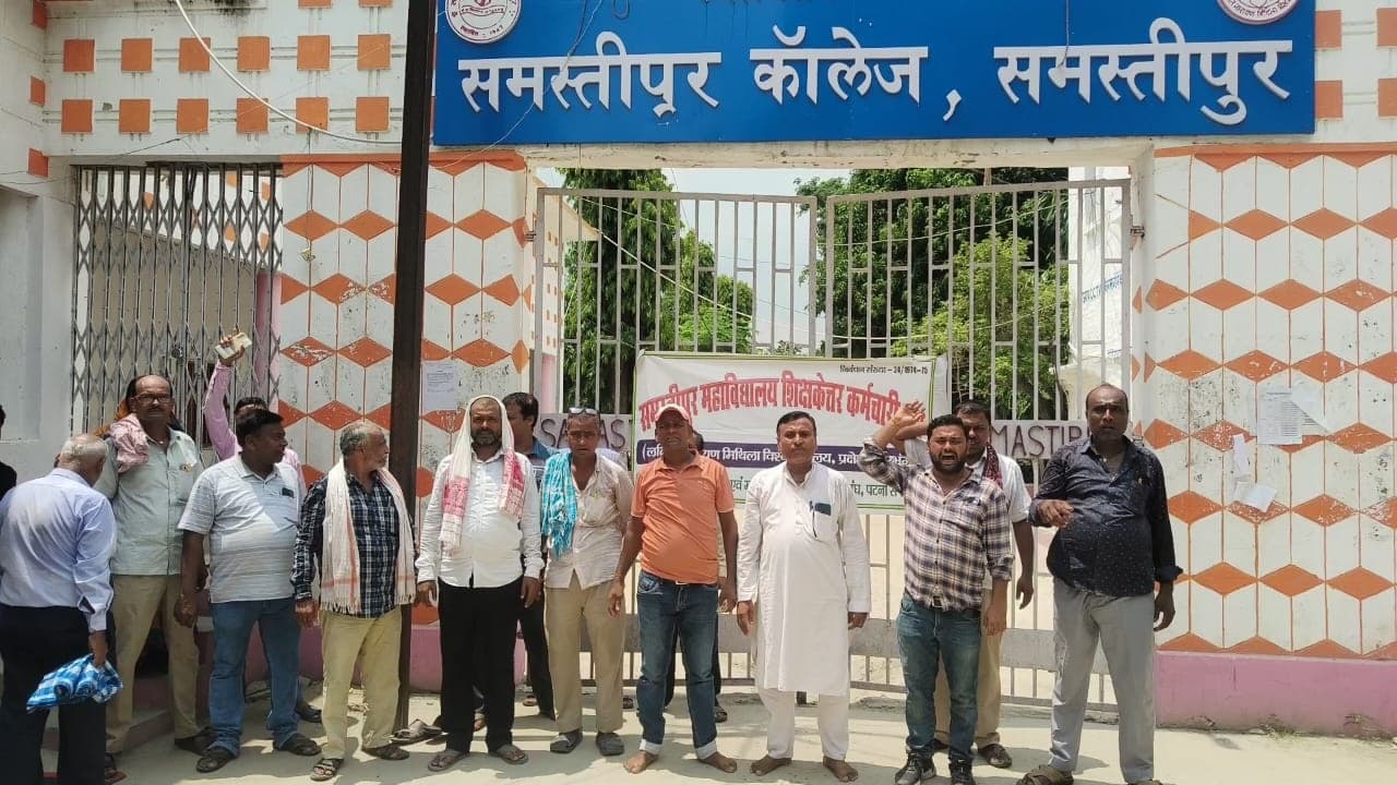 काॅलेजकर्मियों ने हड़ताल पर रह कर किया प्रदर्शन