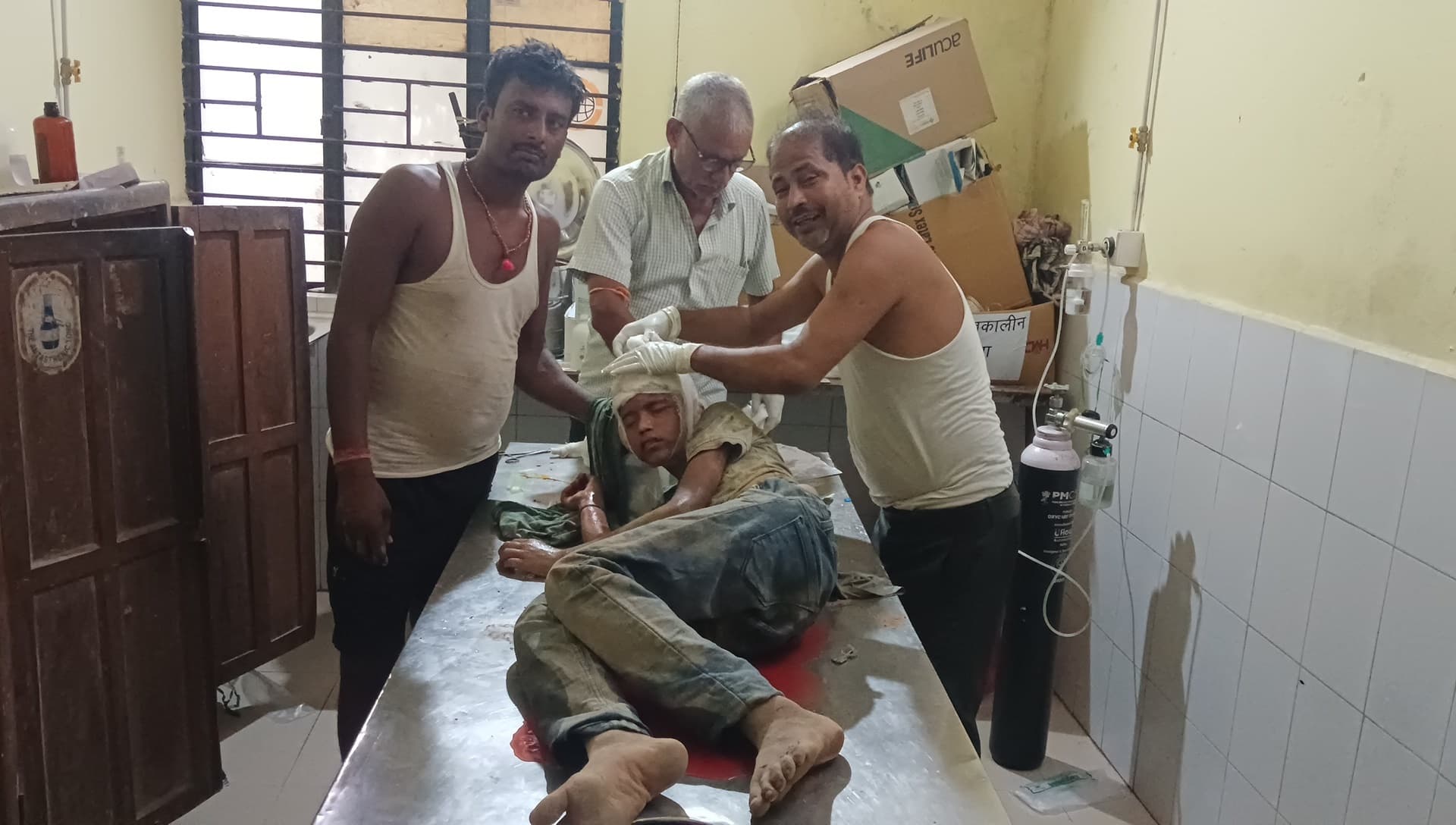 प्रखंड कार्यालय के परित्यक्त भवन की छत गिरने से किशोर जख्मी