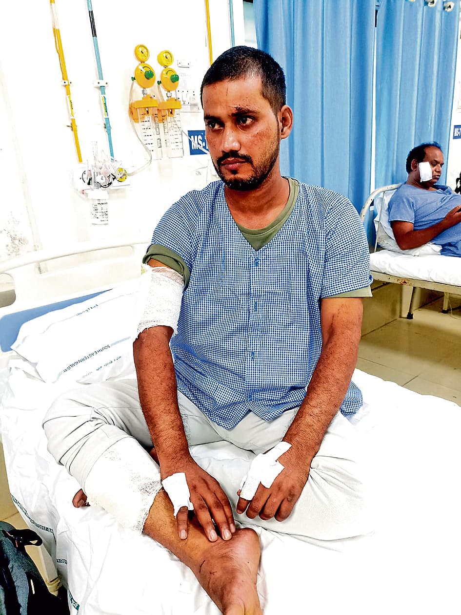 घंटों बाथरूम में बेहोश पड़े रहे साहेब, किस्मत से बची जान