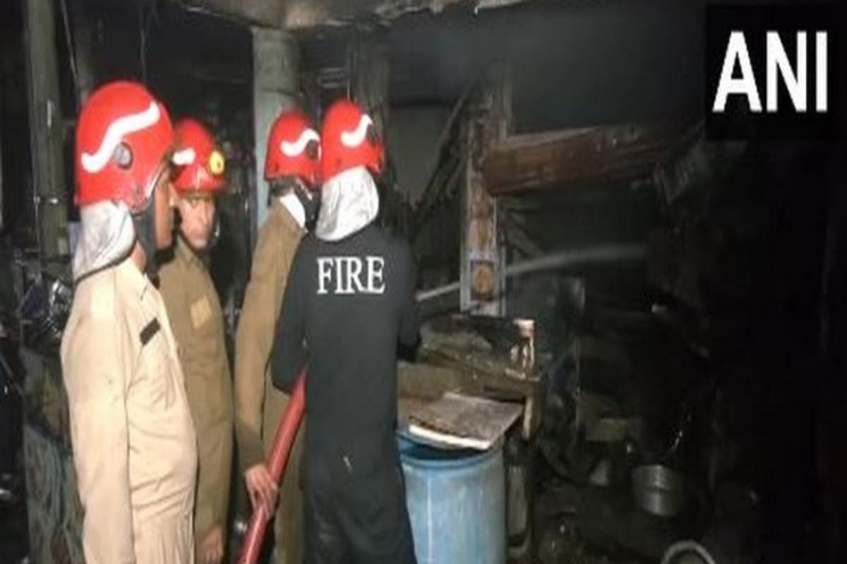 Delhi Fire Accident: दिल्ली के INA मार्केट में हुआ बड़ा हादसा, एक रेस्तरां में आग लगने से 4 से 6 लोग हुए घायल