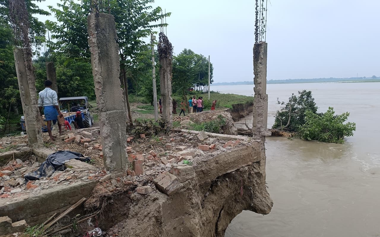 Bihar Flood: कोसी से तबाह हुआ भागलपुर का यह गांव, 21 घर नदी में गिरे, लोग खुद तोड़ रहे अपना मकान...