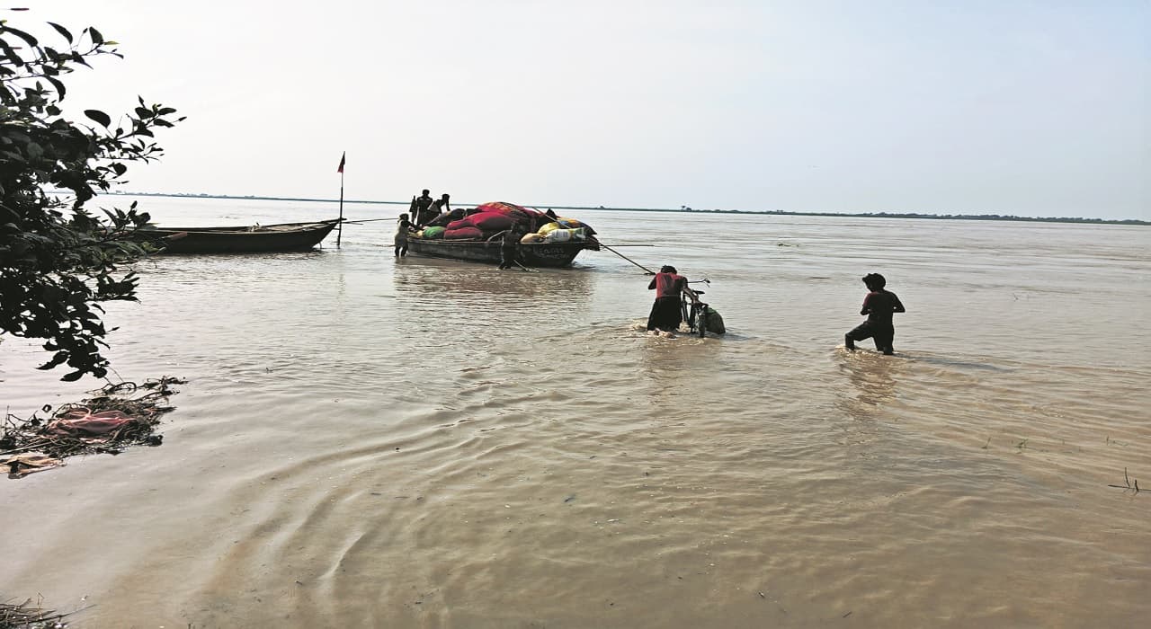 PHOTOS: 'कोसी हर साल हमें खदेड़ती है...' सुपौल के गांवों में अब नाव ही सहारा, देखिए तबाही का मंजर...