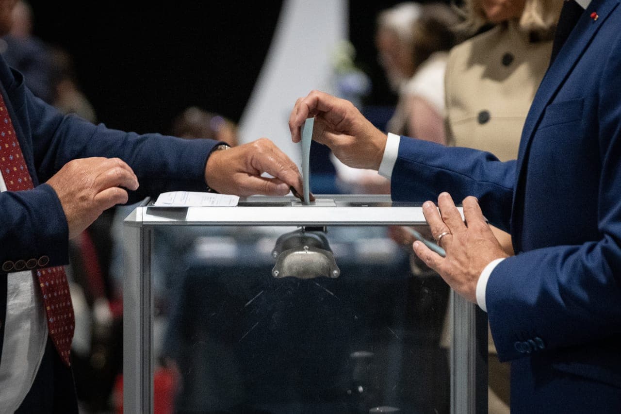 France Election: फ्रांस में पहले चरण में हुआ भारी मतदान, दक्षिणपंथियों के हाथों में जा सकती है सत्ता की बागडोर