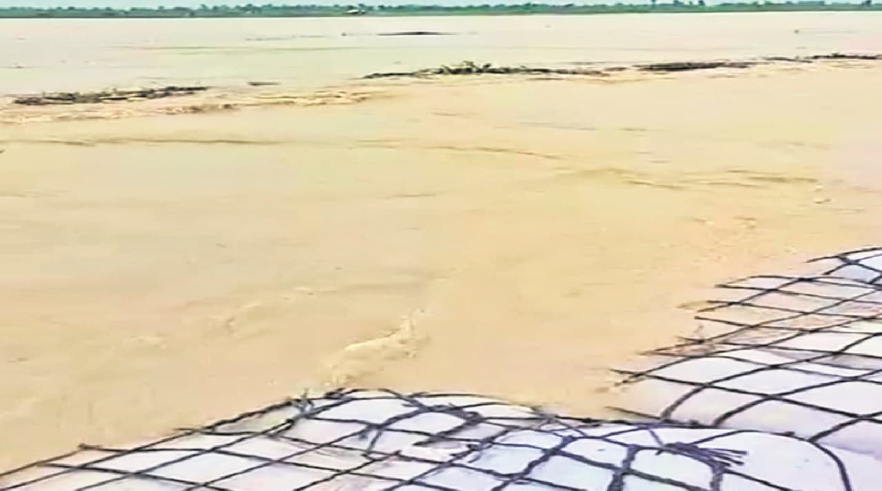 Muzaffarpur News : गंडक नदी का जलस्तर बढ़ा, तटबंध पर पहुंचे मुख्य अभियंता..