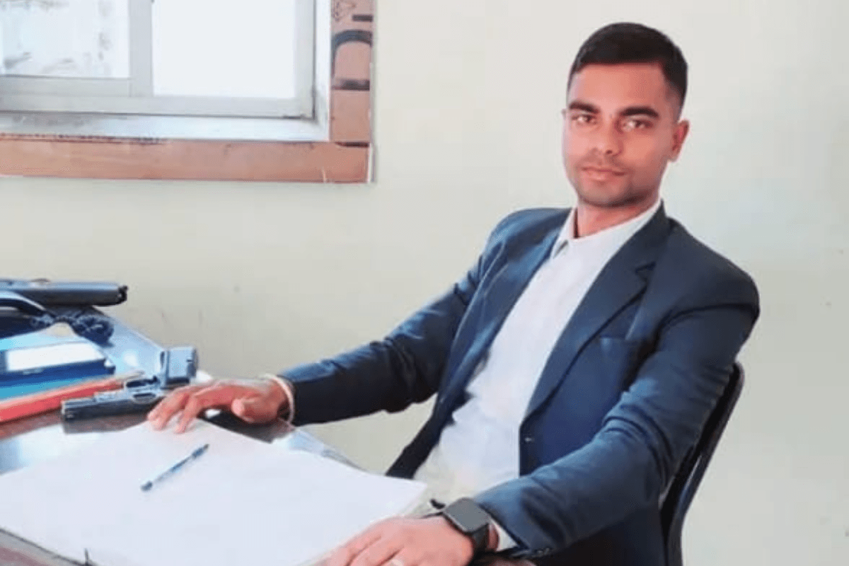 Road Accident in Jamtara : पुलिस सब इंस्पेक्टर को पिकअप वैन ने मारी टक्कर, मौके पर हुई मौत