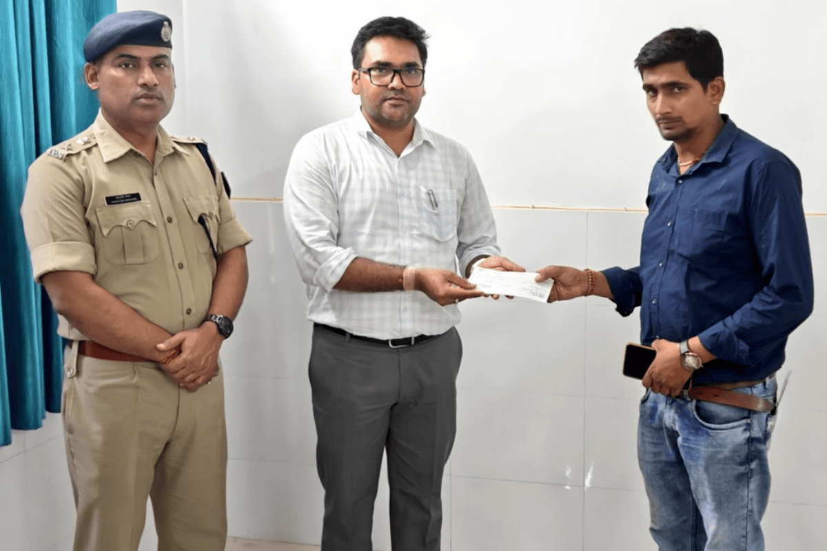 Jharkhand Train Accident: दोनों मृतकों के परिजनों को डीसी ने सौंपा चेक, झारखंड सरकार ने किया था मुआवजे का ऐलान