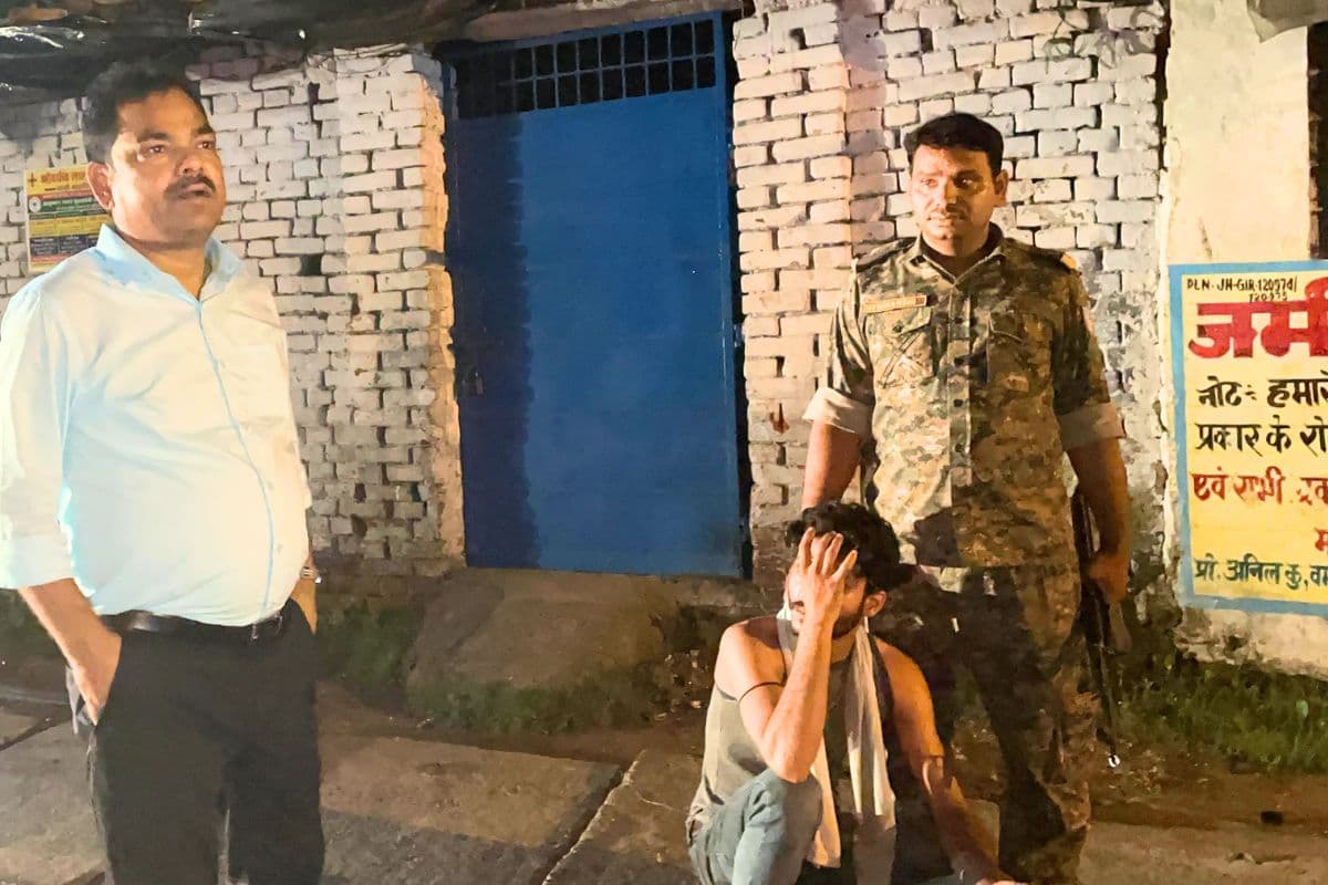 वह रात में बीच सड़क पर बाइक खड़ी कर ट्रक चालकों से करता था वसूली