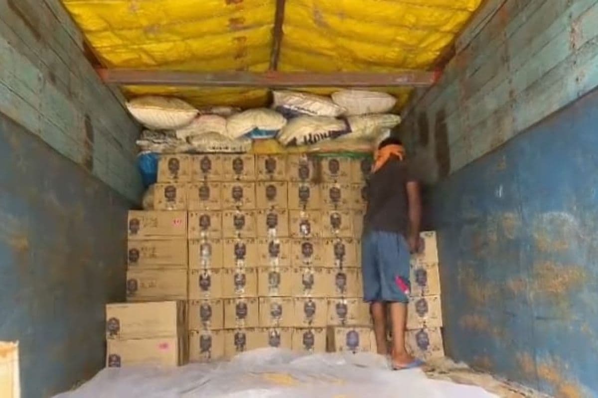 धान की बोरियों के बीच छिपाकर बिहार ले जा रहे थे शराब, पपरवाटांड़ टोल टैक्स के पास उत्पाद विभाग ने पकड़ा