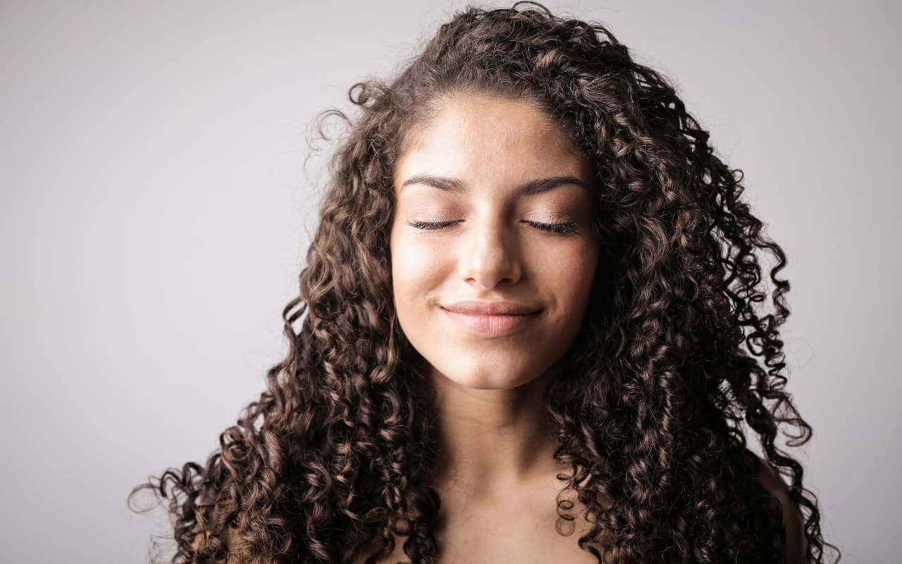 Hair Care: क्या बारिश के दिनों में आपको अपने बालों में लगाना चाहिए तेल? जानें