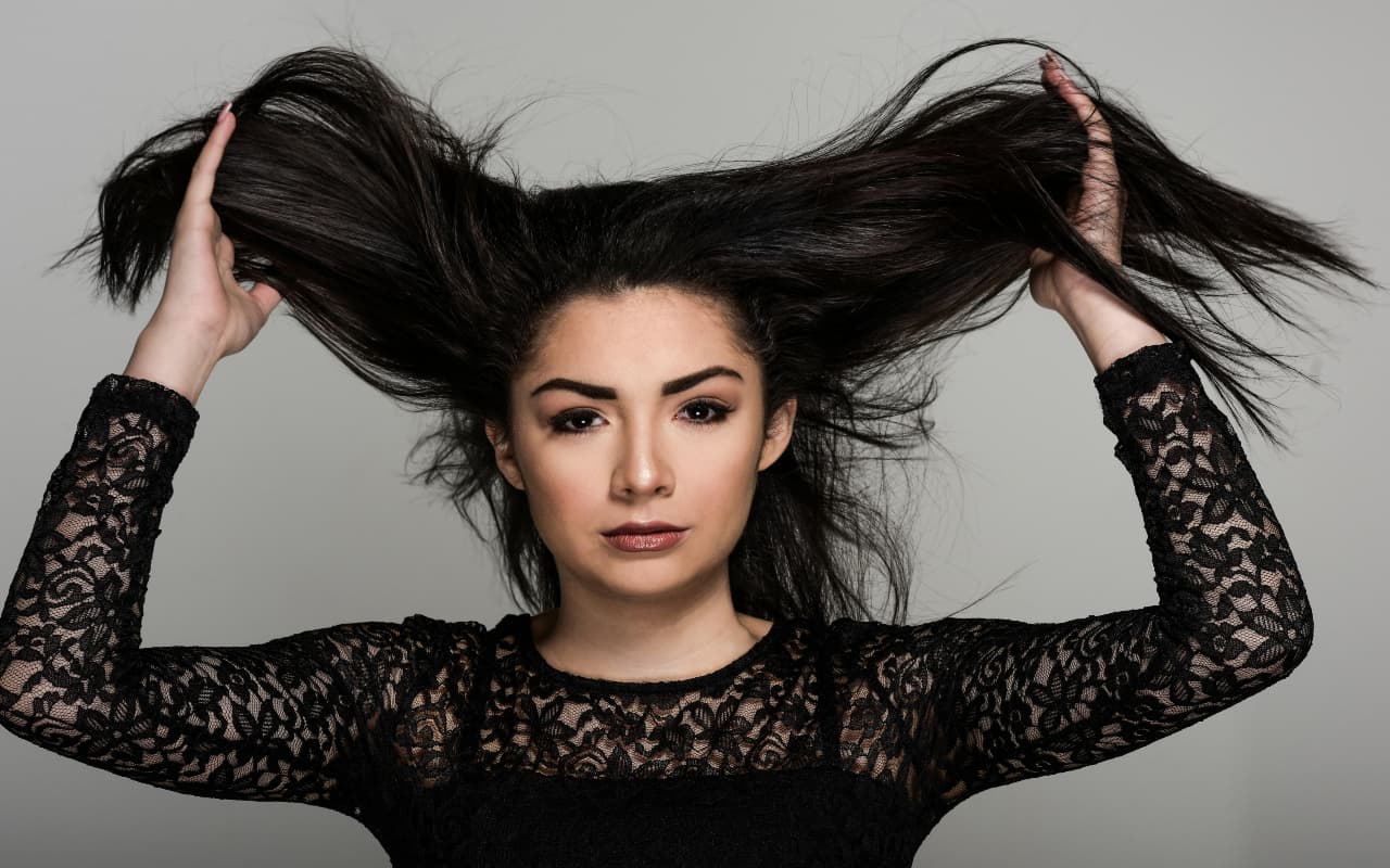 Hair Care Tips: सोने से पहले बालों में ऑइल लगाने वाले हो जाएं सावधान, बढ़ सकती है परेशानी