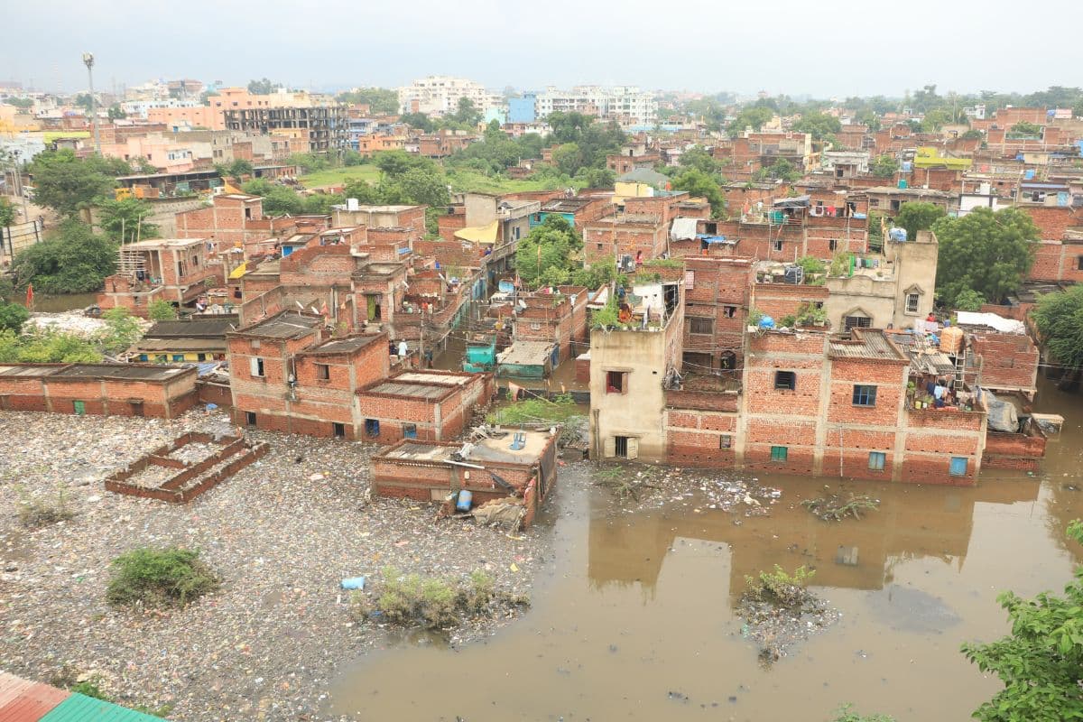 घरों में घुसा पानी घरों में घुसा पानी