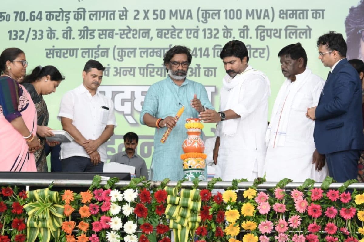Hemant Soren Gift: सीएम हेमंत सोरेन ने बिजली का दिया तोहफा, बोले-हर घर होगा रोशन, 200 यूनिट मुफ्त बिजली दे रही सरकार