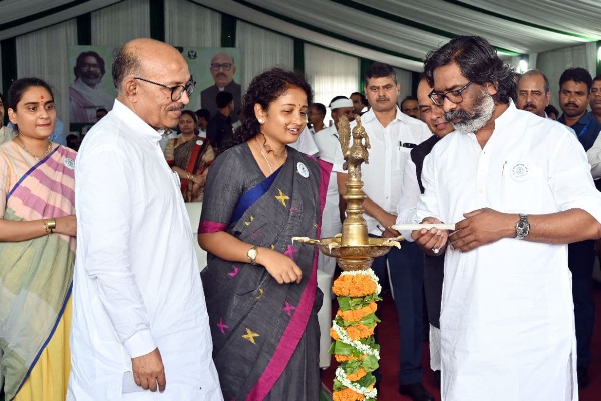 वन महोत्सव का उद्घाटन करते सीएम हेमंत सोरेन समेत अन्य