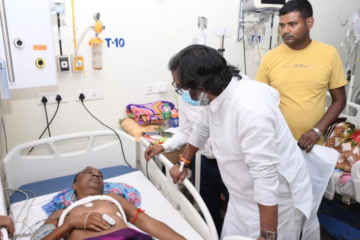 Jharkhand News: सीएम हेमंत सोरेन पहुंचे रिम्स, ट्रॉमा सेंटर में भर्ती गिरिडीह के झामुमो जिला सचिव महालाल सोरेन से की मुलाकात