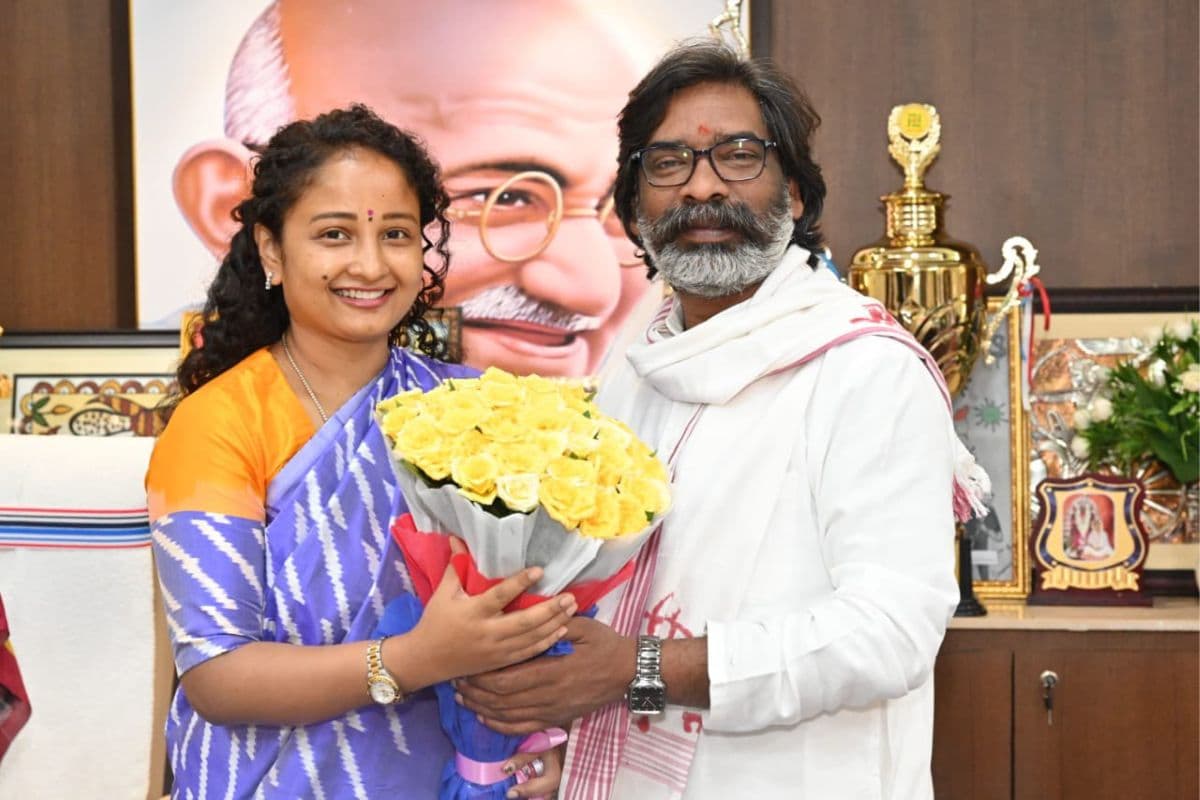 hemant soren with kalpana soren after winning floor test hemant soren with kalpana soren after winning floor test