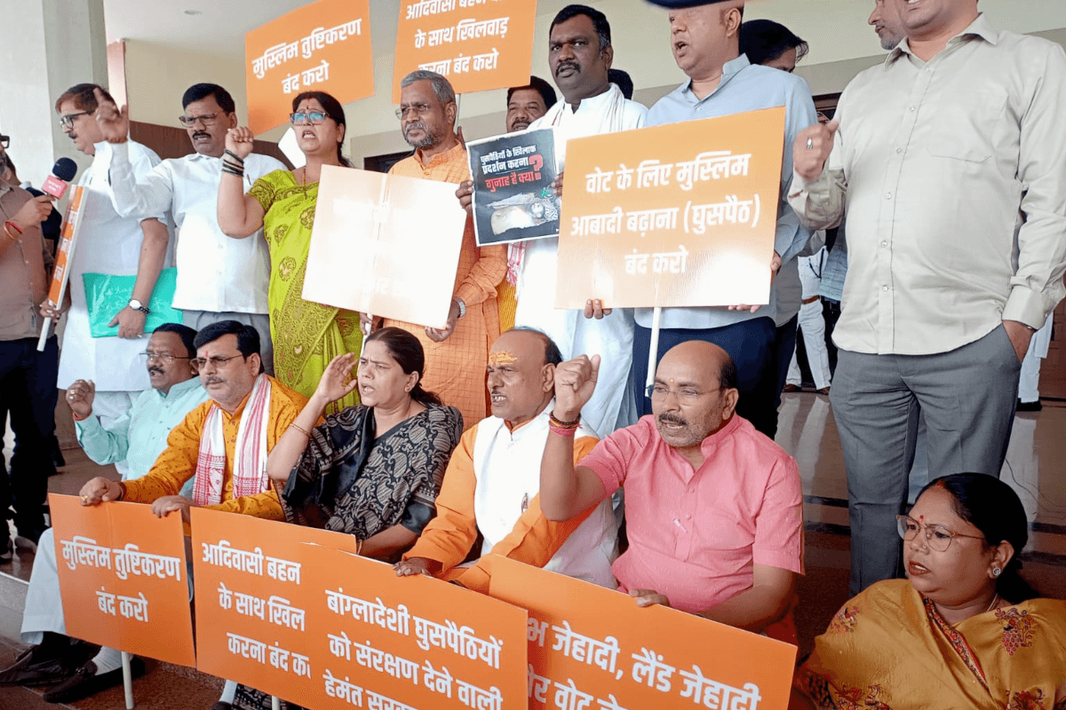 Jharkhand News : बांग्लादेशी घुसपैठ पर सदन के अंदर-बाहर हुआ जमकर हंगामा, नहीं चली कार्यवाही, पाकुड़ मामले पर बिफरा विपक्ष