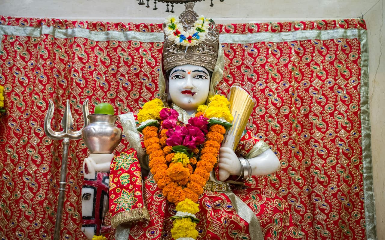 Vastu Tips: भाग्य खुलने में नहीं लगेगी देर, आज ही घर के मंदिर में रख दें ये चीजें