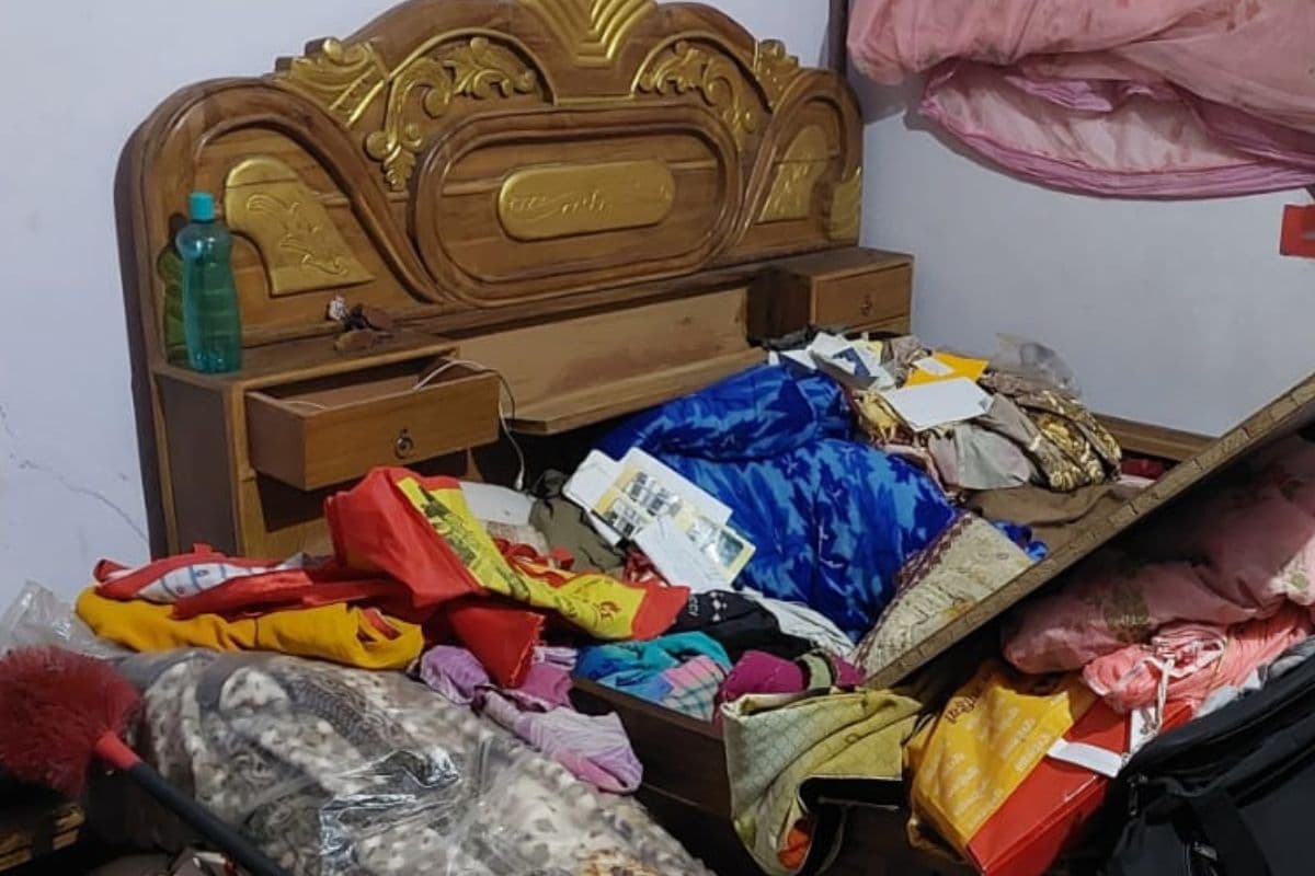 होमगार्ड के घर में चोरी के बाद बिखरा सामान
