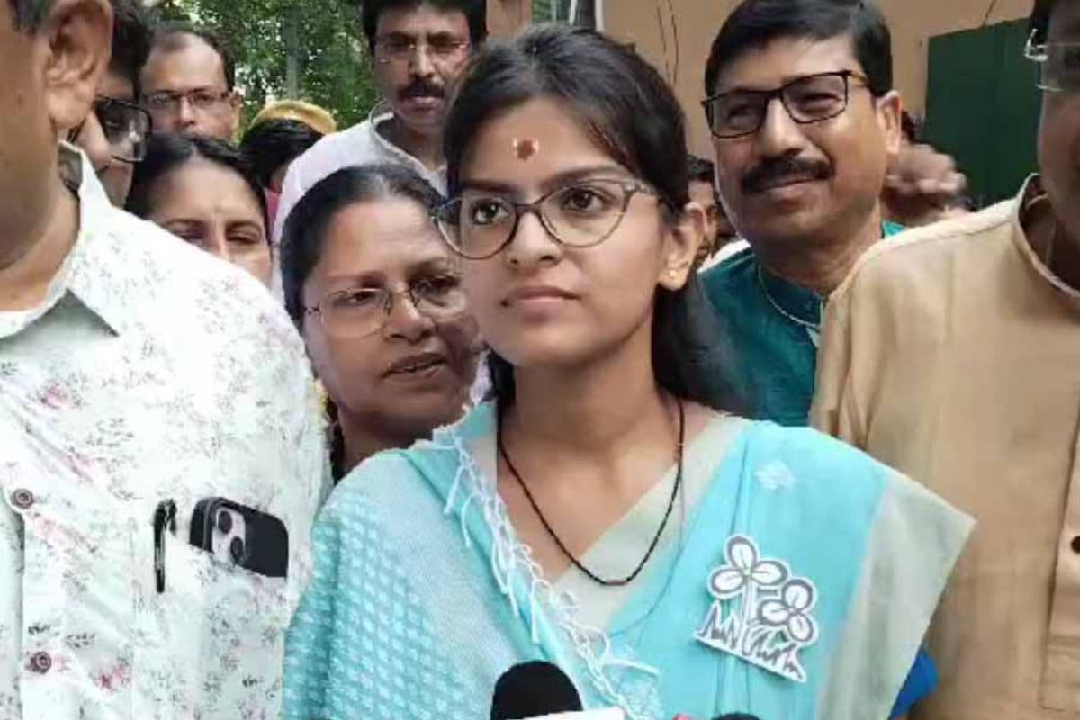 Madhuparna Thakur : मिलिए 25 साल की मधुपर्णा ठाकुर से, जिसने ममता बनर्जी को गिफ्ट की बागदा विधानसभा सीट