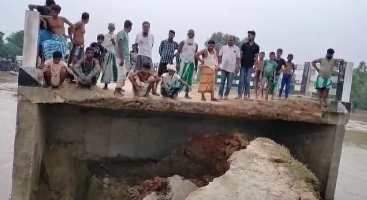 Raincut in Purnia: पुल तो बच गया, बह गई सड़क, एक साल के अंदर दोबारा ध्वस्त हुआ एप्रोच पथ
