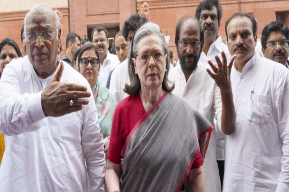 Monsoon Session: संसद में बजट पर चर्चा के दौरान हंगामा, विपक्ष ने मोदी सरकार पर लगाया भेद-भाव का आरोप 