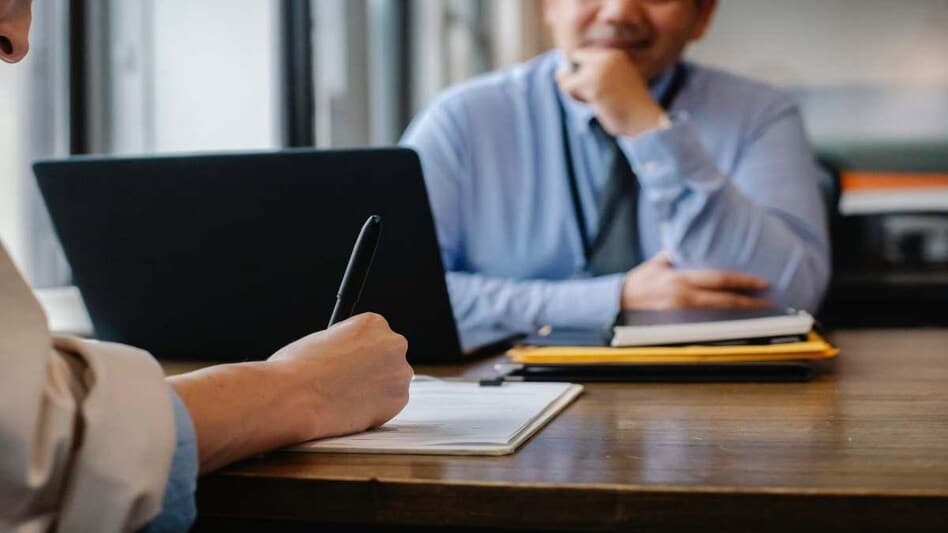 Self-confidence Tips : इंटरव्यू देते वक्त कांपने लगते है हाथ-पैर, नहीं होंगे रिजेक्ट, आज ही फॉलो करें ये 9 टिप्स
