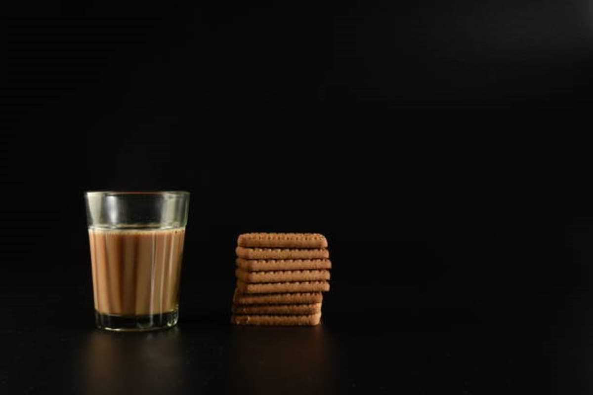 Health Tips: आपको बीमार कर सकती है चाय के साथ बिस्किट खाने की आदत, जानिए कारण