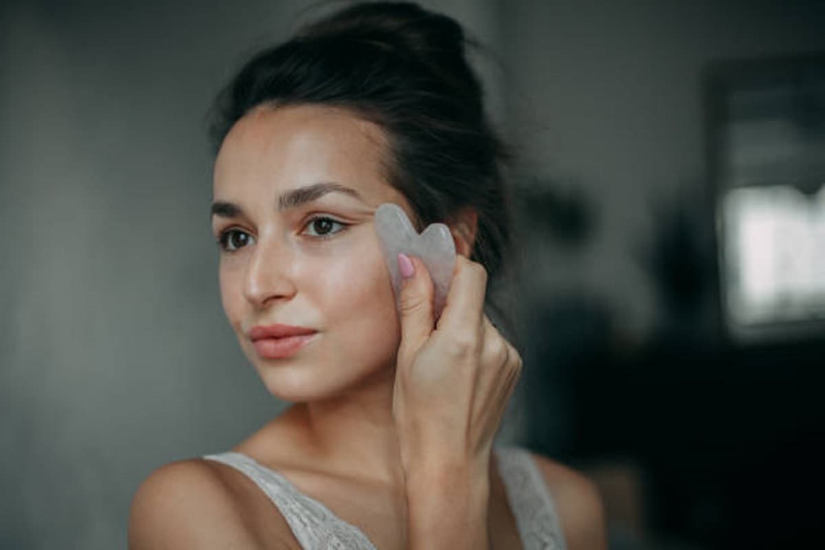 Skin care: अपने डल चेहरे पर निखार लाने के लिए इस तरह करें फेस मसाज