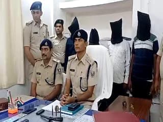 Jamui News: खुद को अधिकारी बताकर लूट की घटना को देते थे अंजाम, पुलिस ने होटल से चार अपराधी को दबोचा