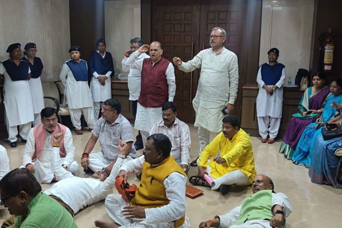 झारखंड विधानसभा में हाई वोल्टेज ड्रामा, पहले बिजली काटी, फिर विपक्षी विधायकों को उठा ले गए मार्शल