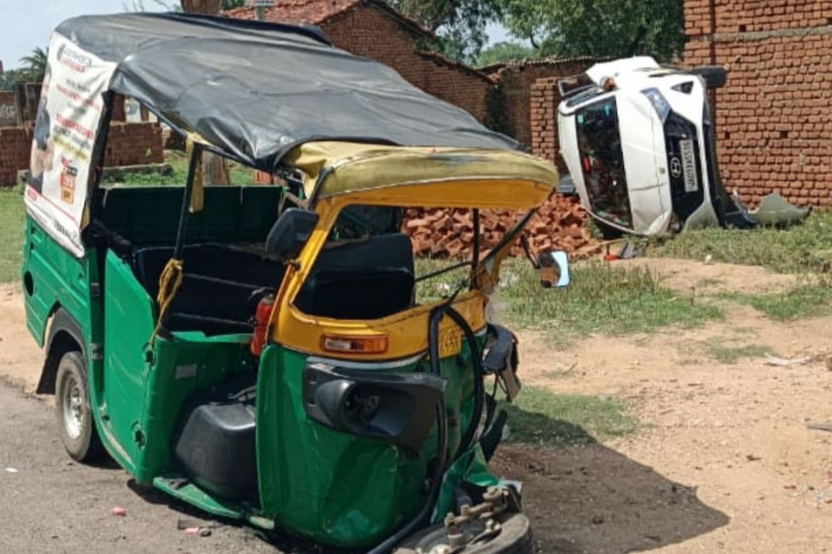 Jharkhand Road Accident: कार-ऑटो की सीधी टक्कर, एक बुजुर्ग महिला की मौत, पांच घायल, बाल-बाल बचा बाइक सवार