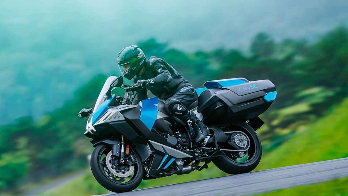 Kawasaki ने पहली बार हाइड्रोजन से चलने वाली H2 SX प्रोटोटाइप का परीक्षण किया