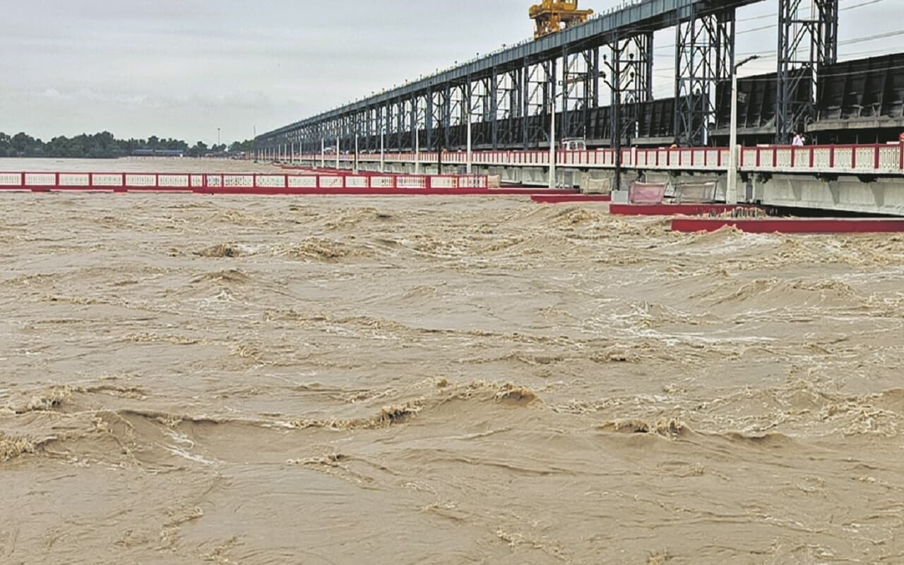 Bihar Flood : कोसी बराज के पास से हटाया जायेगा गाद, केन्द्र से अनुरोध करेगा बिहार
