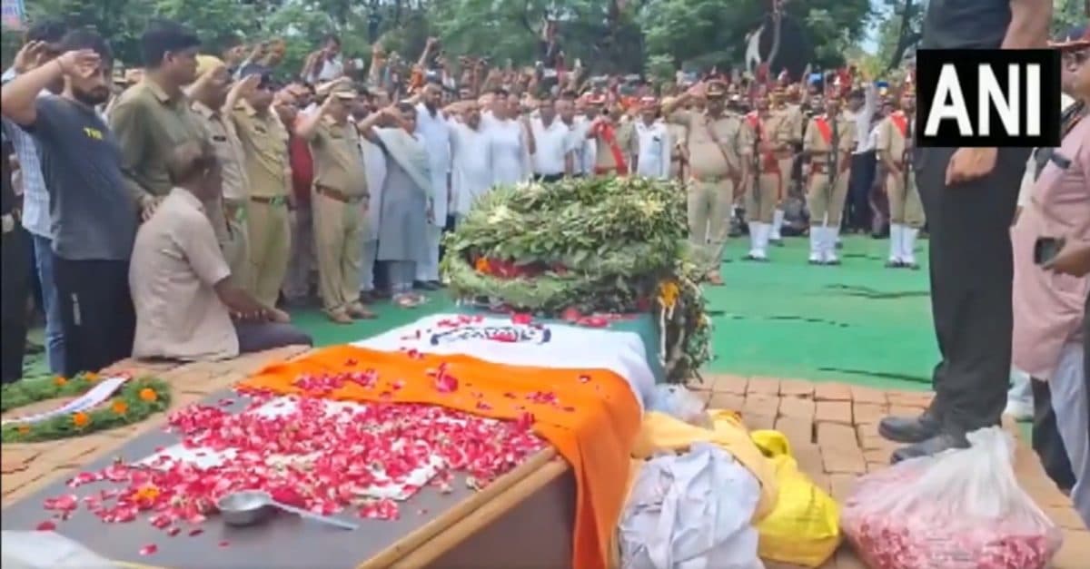 Kupwara Attack: बदायूं पहुंचा शहीद मोहित राठौर का पार्थिव शरीर, कुपवाड़ा में आतंकियों से मुठभेड़ में दिया बलिदान