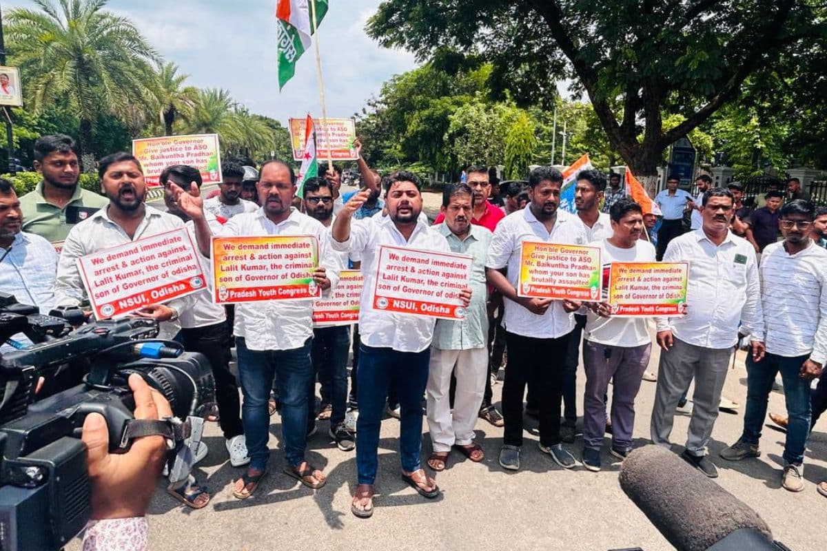 ओडिशा राजभवन के ASO का राज्यपाल रघुवर दास के बेटे ललित दास पर पीटने का आरोप, शिकायत दर्ज, कार्रवाई की मांग