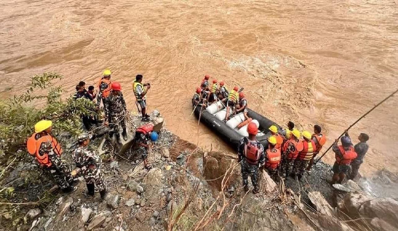 नेपाल में भूस्खलन की चपेट में आयीं दो बसें, सात भारतीयों समेत 65 लापता...
