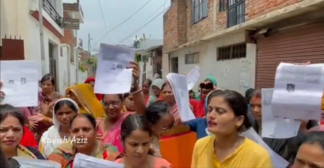 Lucknow News: पंत नगर में घर तोड़ने के फरमान के बाद बच्चों-महिलाओं ने किया प्रदर्शन