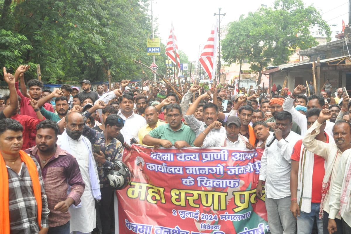 Jharkhand: जमशेदपुर में हथियार से लैस ग्रामीणों ने घेरा मानगो वन विभाग का कार्यालय, जेल भेजे जाने का कर रहे थे विरोध