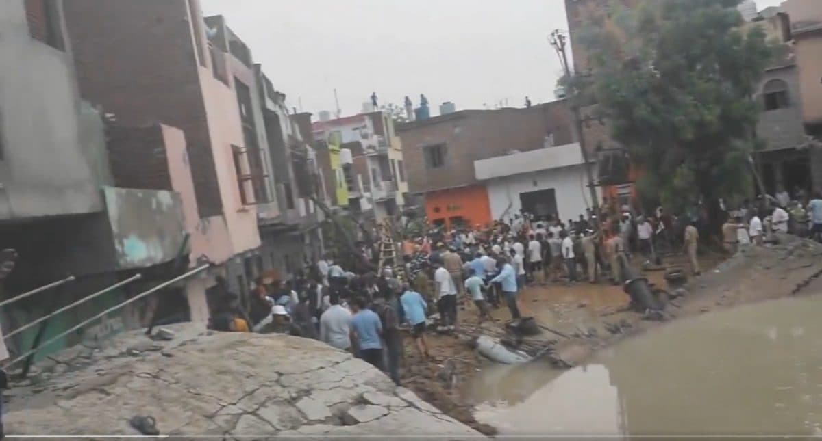 Mathura News: मथुरा में पानी की टंकी गिरी, दो महिलाओं की मौत, 11 घायल