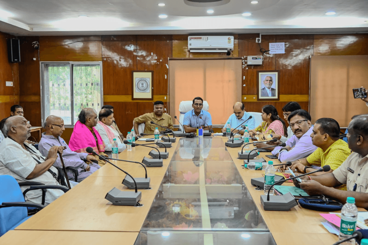 Jharkhand News: देवघर प्रशासन ने श्रावणी मेला से पहले लिया फैसला, मंदिर प्रांगण से हटेगा अतिक्रमण