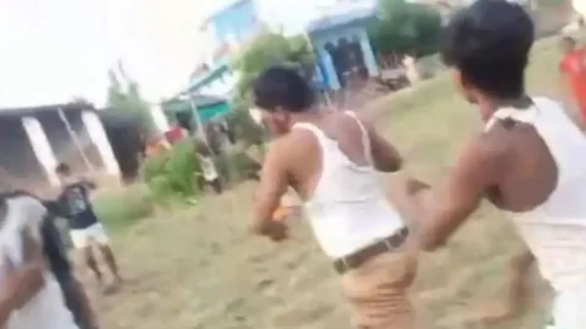 अपने हीं विद्यालय की छात्रा के साथ रंगरेलियां मनाते पकड़ा गया शिक्षक, मोहल्लेवासियों ने कर दी पिटाई