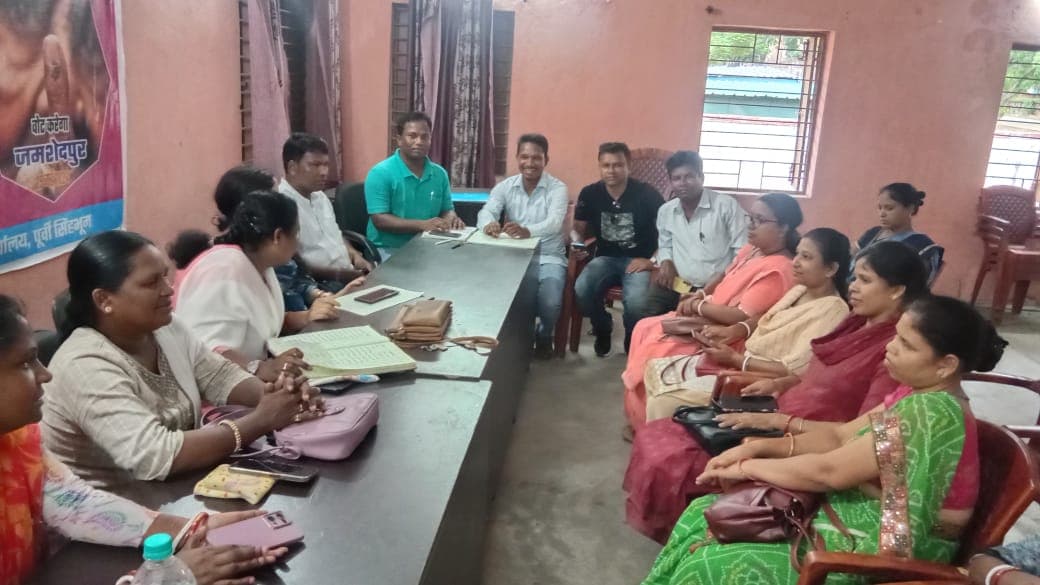 कीताडीह पंचायत भवन में शनिवार को जिला मुखिया संघ की बैठक पलटन मुर्मू की अध्यक्षता में हुई. इसमें रेलवे के अधीन आने वाले पंचायत क्षेत्र में मुखिया फंड से विकास कार्य को पुन: चालू कराने के मुद्दे पर अपनी बातों को रखा.