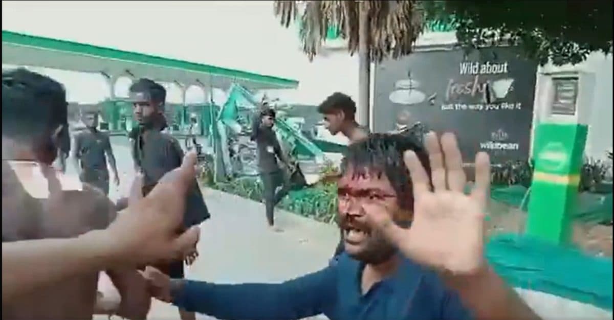 Muzaffarnagar News: मुजफ्फर नगर में कावंड़ियों का उत्पात, पेट्रोल पंप में तोड़फोड़, कर्मचारी को पीटा
