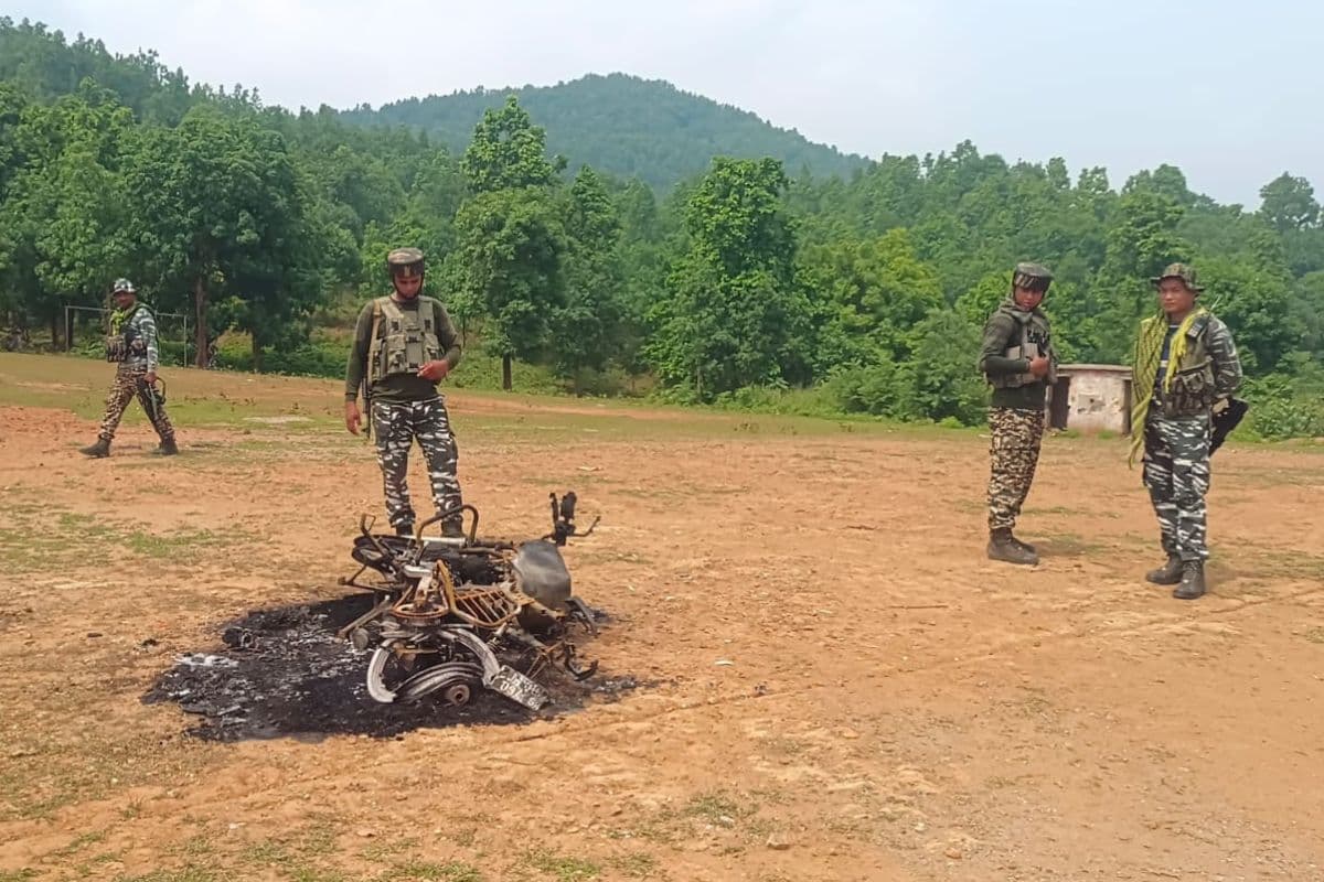 Jharkhand Naxal News: नक्सलियों ने बाजार में हड़िया पी रहे युवक को पहले डंडे से पीटा, फिर कनपटी में मार दी गोली, बाइक भी फूंकी