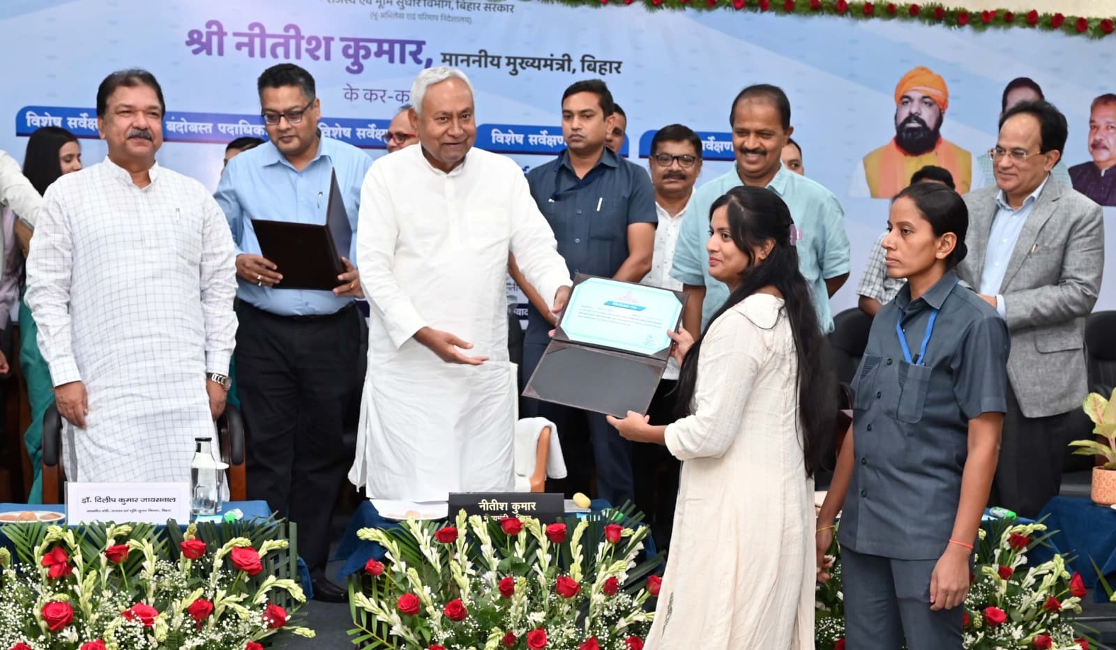 सीएम नीतीश कुमार ने 9888 सर्वेकर्मियों को बांटा नियुक्ति पत्र, अधिकारियों को 2025 तक सर्वे कार्य पूरा करने का दिया लक्ष्य