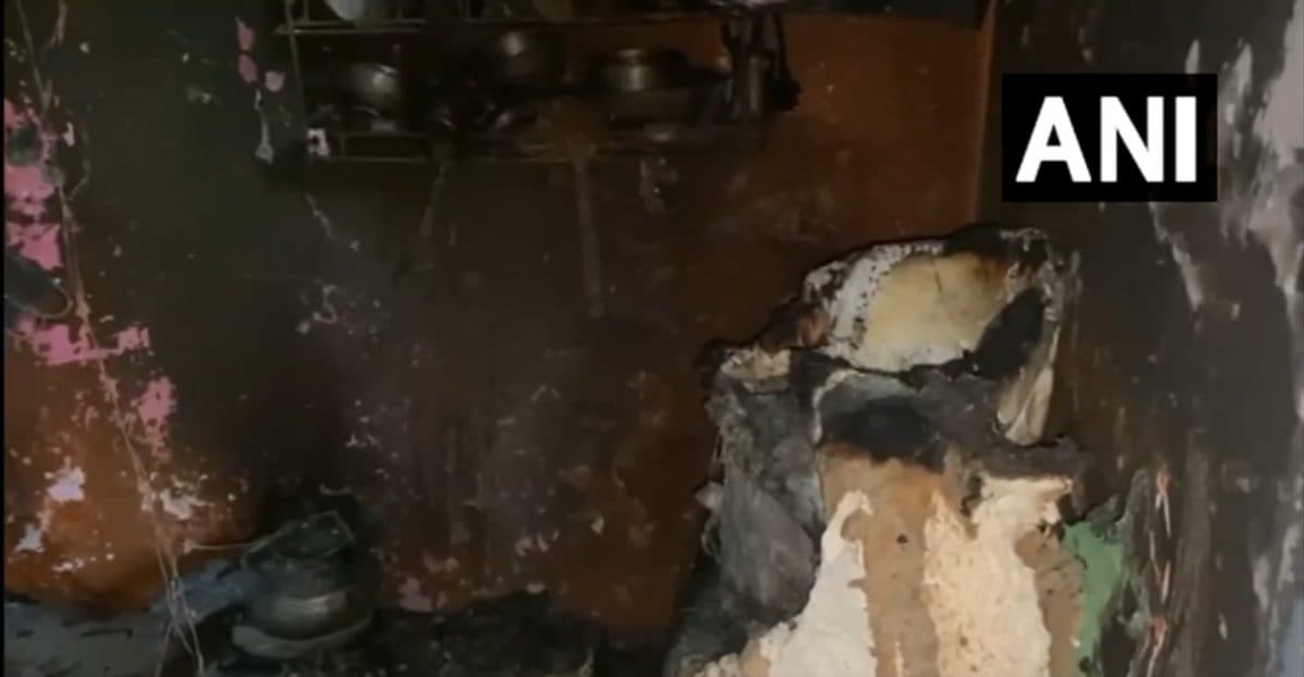 Noida News: नोएडा के सेक्टर आठ में लगी आग, तीन बच्चियों की मौत, माता-पिता झुलसे