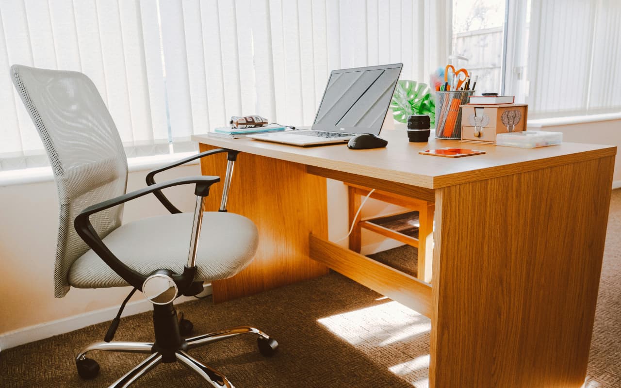 Vastu Tips: ऑफिस में कर दें ये छोटे बदलाव, खुल जाएंगे तरक्की के द्वार
