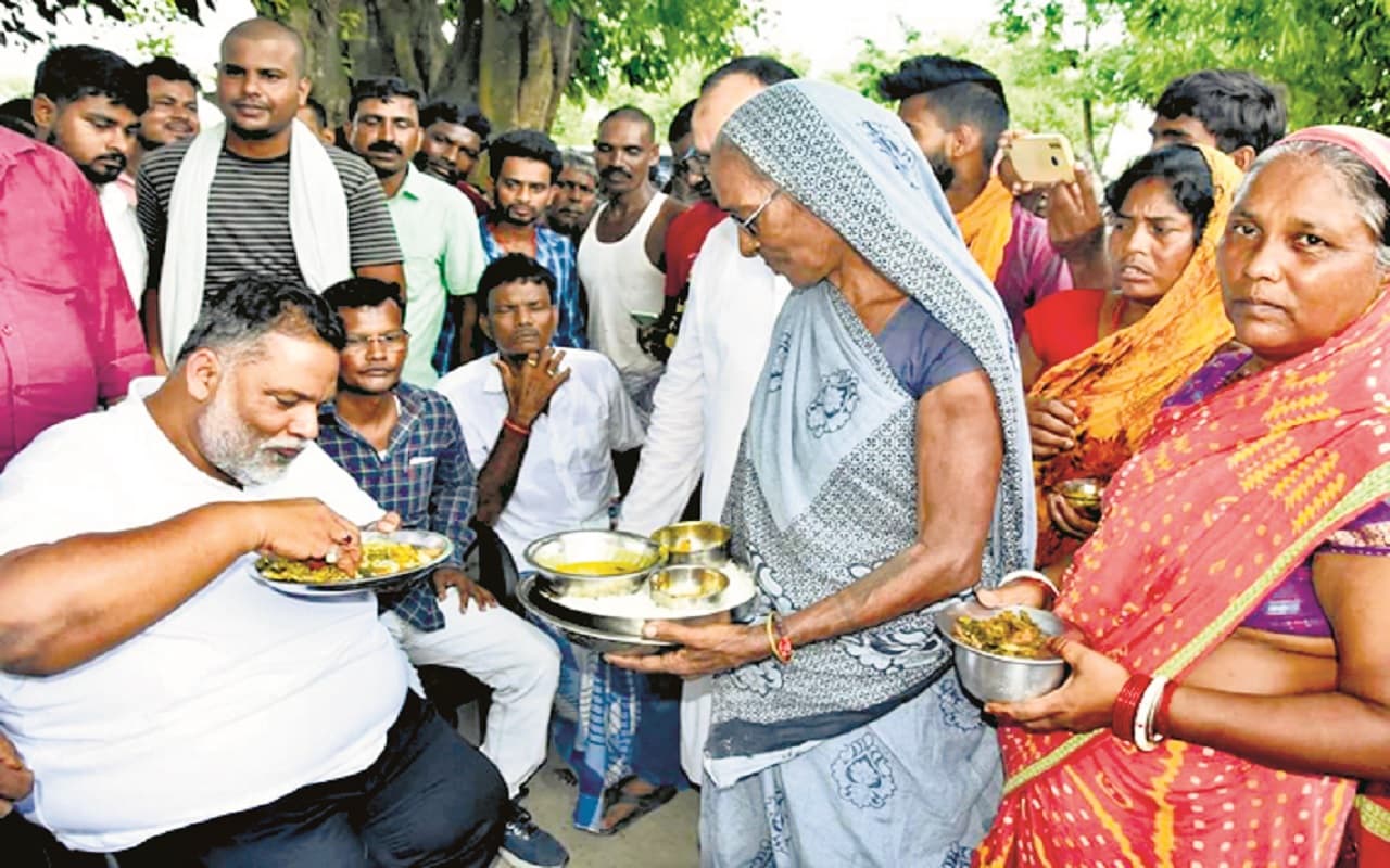 पूर्णिया में वायरस के डर से लोगों ने जिस परिवार से बनायी दूरी, सांसद पप्पू यादव ने उनके घर जाकर किया भोजन